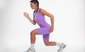 mulher se exercitando usando blusa e short fitness