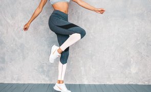 pernas femininas com calcas leggings