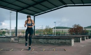 mulher praticando exercicios fisicos