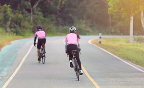 mulheres praticando ciclismo para ter os benefícios de andar de bicicleta