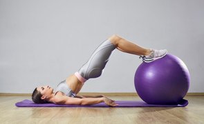 mulher praticando pilates