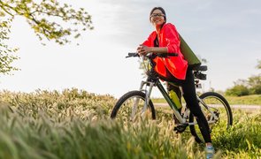 garota pronta para andar de bicicleta