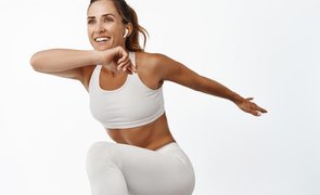 mulher com conjunto de moda fitness branco