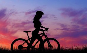 mulher apreciando um dos motivos para pedalar