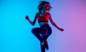 mulher com roupas neon fitness