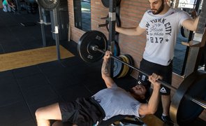 homens na academia