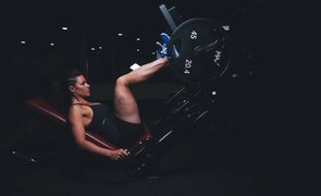 mulher no leg press