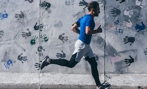 homem correndo na rua