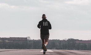 homem correndo em estrada