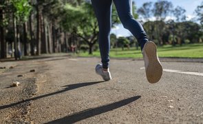 mulher correndo em parque
